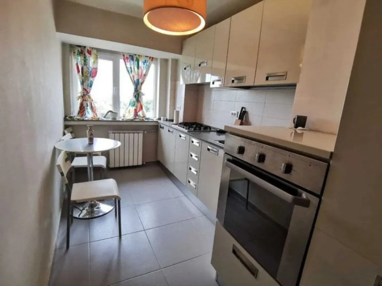 BRASADAS închiriază apartament doua camere langa TRIBUNAL Unirii 47. - Agentia imobiliara BRASADAS un apartament 2 camere, decomandat, mobilat nou si modern, de lux, proaspat renovat, in bloc monolit. Conditii excelente, scara impecabil intretinuta, supraveghere video 24 h. Apartament la etajul 6 din 8, renovat integral, in zona dezirabila, pe Bld Unirii langa Tribunal, 5 minute de metrou Unirii ,10 minute de Curtea de Apel si de Judecatoria sector 4 si sector 1, vedere spate panoramica deosebita, zona linistita. - suprafata utila 64mp + 4.5mp balcon inchis - bloc monolit cu 8 etaje finalizat in 1992, - bucatarie moderna, echipata cu frigider, aragaz, hota si contor de gaz - dormitor si sufragerie mari, luminoase - ferestre termopan la camere si la balconul inchis - aer conditionat in sufragerie - baie moderna cu bideu separat - masina de spalat rufe - multiple spatii de depozitare in 2 debarale si dulapuri - parchet in toate camerele - gresie si faianta in baie, bucatarie si hol - design modern.