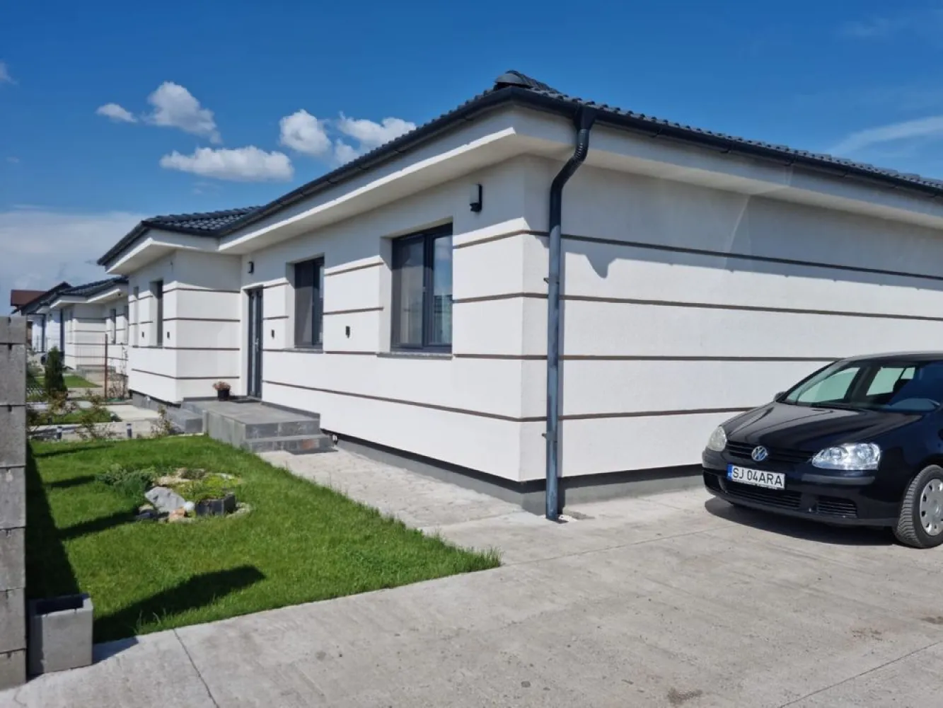 BRASADAS vinde casa NOUA zona Lucian Blaga - Agenția imobiliara BRASADAS vinde casa construita in 2024 in zona Lucian Blaga cu 3 dormitoare ( 2 mobilate 1 cu dressing) si 2 băi ( o baie semifinisată) Suprafata utila 118mp si teren aferent 5 ari.