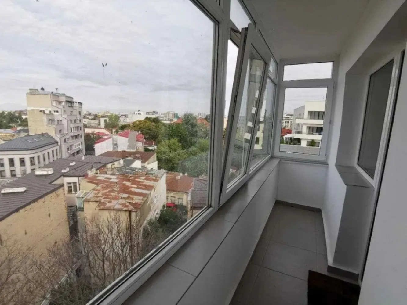BRASADAS închiriază apartament doua camere langa TRIBUNAL Unirii 47.