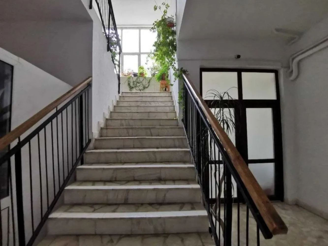 BRASADAS închiriază apartament doua camere langa TRIBUNAL Unirii 47.