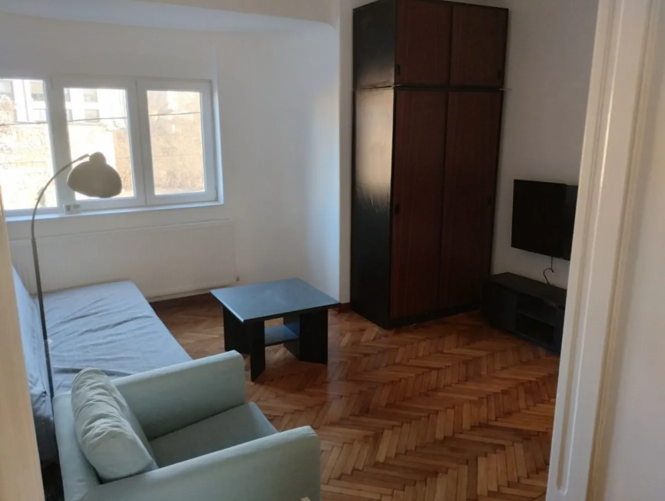 BRASADAS închiriază garsoniera la etajul 1/3 - Unirii. - Agenția imobiliara BRASADAS inchiriaza garsoniera et 1 din P+3 renovat/ mobilat /utilat NOU. Imobilul este fara bulina, cu 2 apartamente pe nivel. Nu se accepta animale de companie. Varianta la pret de 450 euro avand incluse toate utilitile + administratia blocului sau 350 fara. La 20 minute până la metrou. Perioada minima 1 an.