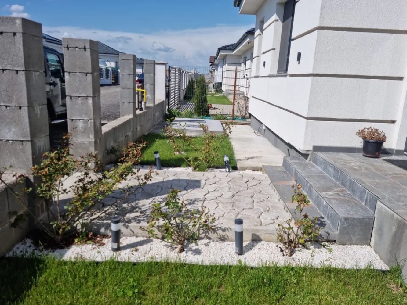BRASADAS vinde casa NOUA zona Lucian Blaga - Agenția imobiliara BRASADAS vinde casa construita in 2024 in zona Lucian Blaga cu 3 dormitoare ( 2 mobilate 1 cu dressing) si 2 băi ( o baie semifinisată) Suprafata utila 118mp si teren aferent 5 ari.