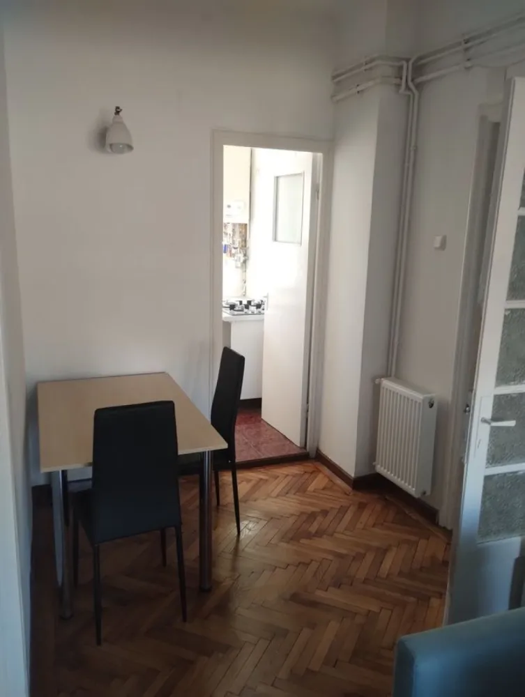 BRASADAS închiriază garsoniera la etajul 1/3 - Unirii. - Agenția imobiliara BRASADAS inchiriaza garsoniera et 1 din P+3 renovat/ mobilat /utilat NOU. Imobilul este fara bulina, cu 2 apartamente pe nivel. Nu se accepta animale de companie. Varianta la pret de 450 euro avand incluse toate utilitile + administratia blocului sau 350 fara. La 20 minute până la metrou. Perioada minima 1 an.