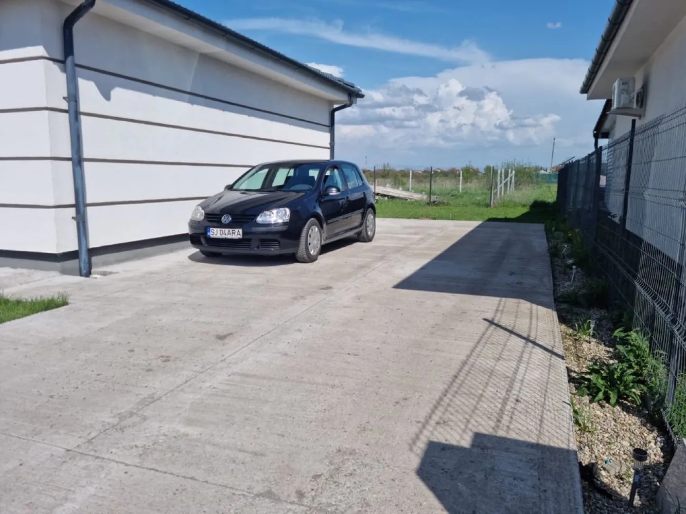BRASADAS vinde casa NOUA zona Lucian Blaga - Agenția imobiliara BRASADAS vinde casa construita in 2024 in zona Lucian Blaga cu 3 dormitoare ( 2 mobilate 1 cu dressing) si 2 băi ( o baie semifinisată) Suprafata utila 118mp si teren aferent 5 ari.
