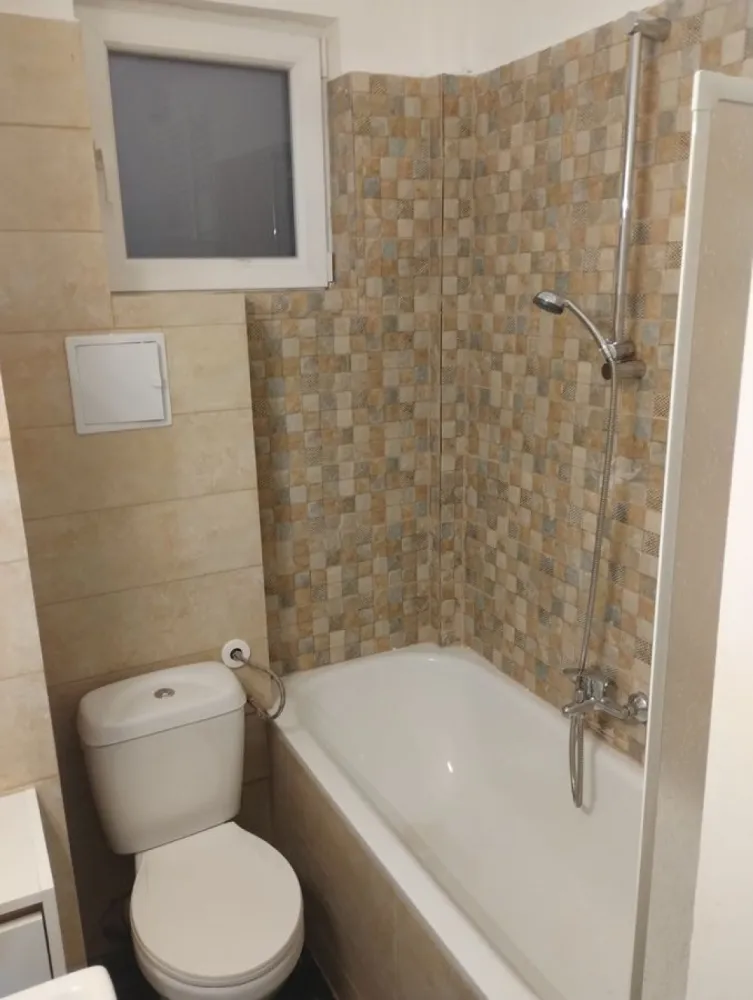BRASADAS închiriază garsoniera la etajul 1/3 - Unirii. - Agenția imobiliara BRASADAS inchiriaza garsoniera et 1 din P+3 renovat/ mobilat /utilat NOU. Imobilul este fara bulina, cu 2 apartamente pe nivel. Nu se accepta animale de companie. Varianta la pret de 450 euro avand incluse toate utilitile + administratia blocului sau 350 fara. La 20 minute până la metrou. Perioada minima 1 an.