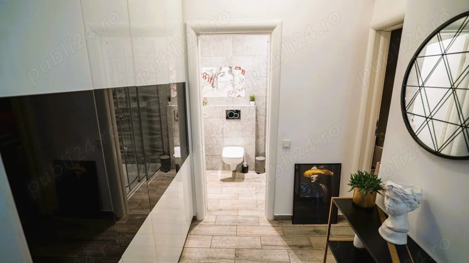 Direct Proprietar inchiriere ap 2 cam rond Alba Iulia unirii Bucuresti - Direct Proprietar inchiriere apartament 2 camere superb Unirii rond Alba Iulia Bucuresti Direct Proprietar ofer spre inchiriere un superb apartament de 2 camere complet utilat si mobilat modern in zona Bulevardului Unirii Bucuresti, rond Alba Iulia. Apartamentul este situat in spatele Bulevardului Unirii nr 80,(30 metri) intr-un bloc nou securizat cu 2 lifturi, construit in 2018 la etajul 5 din 7. Apartamentul are o suprafata utila de 58 metri patrati si dispune de spatii de depozitare generoase(dressing hol, dressing pe tot peretele in dormitor si un balcon deschis de 5 mp care ofera o priveliste frumoasa libera spre blocurile din Bulevardul Unirii. Apartamentul dispune si de o canapea mare extensibila in living, zona de birou si plasma smart TV cu internet de mare viteza. Apartamentul dispune de centrala proprie si de aer conditionat iar bucataria este de tip open-space cu masa si scaune bar. Mentionez ca pozitia apartamentului este una foarte buna, blocul foarte bine izolat astfel incat facturile de intretinere sunt foarte mici si iarna. Ca si pozitionare este la cativa pasi de toate restaurantele din zona rond piata Alba Iulia si Bulevardul Unirii sau Decebal (Restaurant Amoon Unirii, Arogant Resturant&Lounge etc) si supermarketuri precum Mega image, Penny la cativa metri de mers pe jos. De asemenea se poate iesi foarte usor si in Calea Dudesti ajungand imediat in parcarea din spatele Bucuresti MALL (Mall Vitan) astfel incat se poate ajunge la mall in 3 minute de mers pe jos. Statiile de autobuz sau tramvai sunt la 1 minut distanta iar statia de metrou se afla la 10 minute de mers pe jos sau pana la Piata Unirii se poate ajunge intr-o frumoasa plimbare la pas de 20 minute (cu masina 5 minute). Pentru mai multe detalii si informatii .Va asteptam cu drag la vizionare!