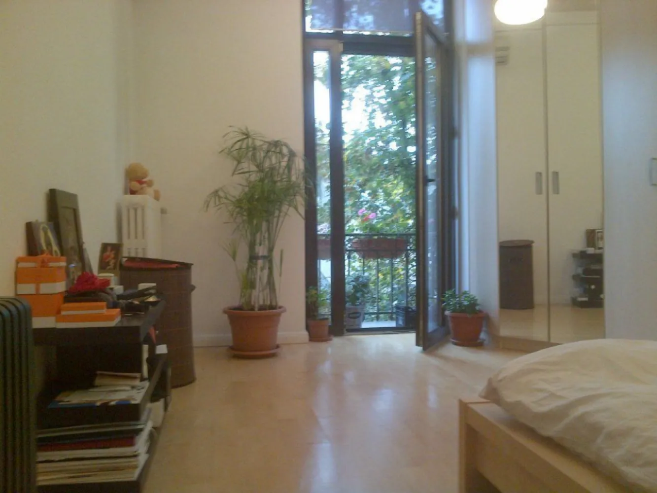 Apartament Deosebit situat in Imobil Reprezentativ - Piata Lahovari !! - Apartament deosebit , situat intr-un imobil reprezentativ. Imobilul are o retragere de aproximativ 40 de metrii fata de Piata Lahovari , fiind dotat cu doua curti interioare , acest aspect asigurand liniste si intimitate locatarilor. Tip Apartament : 2 camere , Decomandat ( Living , Dormitor , Bucatarie , Baie , Grup Sanitar , Debara , Logie ) Apartamentul se afla situat la etajul 2 al unui imobil P+4+M Suprafata apartament : 52.50 mp + 2.50 mp Logie Apartameentul se inchiriaza atat semimobilat ( 750 Eur / luna ) cat si mobilat complet conform pozelor ( 850 Eur / luna ) Imobilul nu apare pe lista de risc seismic ( bulina rosie ). Apartamentul poseda atat polita de asigurare PAD ) cat si Polita De Asigurare facultativa ( pentru apartament si pentru bunurile mobile ). Finisajele apartamentului : parchet suedez , gresie si faianta italieneasca , usi interioare din lemn si sticla , tamplarie exterioara din PVC profil pentacameral cu geam termopan , obiecte sanitare Ideal Standard , etc. ). Dotari : a) Bucatarie mobilata si echipata Franke ( facuta pe comanda , special pe masurile bucatariei ). b) Dressing-uri executate pe comanda - 3 buc. ( patent Ikea ) c) Smart TV Samsung d) AC - 2 unitati ( Inverter ) e) Internet si servicii TV - UPC f) Interfon g) Frigider h) Mobilier Living Mobexpert i) Pat Dormitor Costurile utilitatilor cad in sarcina chiriasului. Se solicita 2 luni de garantie . Disponibil de la 20.05.2025 !