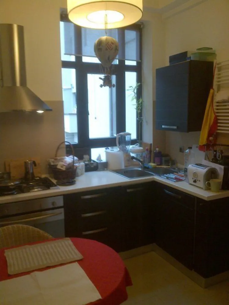 Apartament Deosebit situat in Imobil Reprezentativ - Piata Lahovari !! - Apartament deosebit , situat intr-un imobil reprezentativ. Imobilul are o retragere de aproximativ 40 de metrii fata de Piata Lahovari , fiind dotat cu doua curti interioare , acest aspect asigurand liniste si intimitate locatarilor. Tip Apartament : 2 camere , Decomandat ( Living , Dormitor , Bucatarie , Baie , Grup Sanitar , Debara , Logie ) Apartamentul se afla situat la etajul 2 al unui imobil P+4+M Suprafata apartament : 52.50 mp + 2.50 mp Logie Apartameentul se inchiriaza atat semimobilat ( 750 Eur / luna ) cat si mobilat complet conform pozelor ( 850 Eur / luna ) Imobilul nu apare pe lista de risc seismic ( bulina rosie ). Apartamentul poseda atat polita de asigurare PAD ) cat si Polita De Asigurare facultativa ( pentru apartament si pentru bunurile mobile ). Finisajele apartamentului : parchet suedez , gresie si faianta italieneasca , usi interioare din lemn si sticla , tamplarie exterioara din PVC profil pentacameral cu geam termopan , obiecte sanitare Ideal Standard , etc. ). Dotari : a) Bucatarie mobilata si echipata Franke ( facuta pe comanda , special pe masurile bucatariei ). b) Dressing-uri executate pe comanda - 3 buc. ( patent Ikea ) c) Smart TV Samsung d) AC - 2 unitati ( Inverter ) e) Internet si servicii TV - UPC f) Interfon g) Frigider h) Mobilier Living Mobexpert i) Pat Dormitor Costurile utilitatilor cad in sarcina chiriasului. Se solicita 2 luni de garantie . Disponibil de la 20.05.2025 !