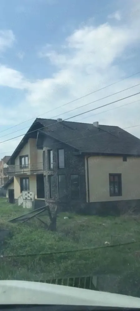 Casa de vantare - Pret 250.000 (Teren 15 Ari) - Va oferim o casa, cu un regim de inaltime S+P+E situata la iesirea din Satu Mare inspre Vetis. Aceasta locuinta impresionanta se intinde pe o suprafata de 340 metri patrati, amplasata pe un teren generos de 1.500 metri patrati cu un front stradal generos de 30 de metri patrati. Imobilul este conceput pe trei niveluri, oferind o distributie spatiala bine gandita. La subsolul cladiri veti gasi o camera care a fost gandita pentru depozitarea ustensilelor folosite pentru gradinarit deoarece aceasta camera se poate accesa si prin intrarea posterioara a casei dinspre gradina, unde veti cobora niste trepte pana la subsolul casei, unde se mai gasesesc un living rustic spatios si o camera generosa. La parter veti gasi un studio, o baie de serviciu, un living luminos de 40 de metri patrati, Bucataria spatioasa este amenajata intelligent cu o cămara, in apripierea bucatariei veti gasi sala de mese creand un spatiu perfect pentru a va bucura de mese in familie sau cu prietenii apropiati, din bucatarie si sala de mese se poate accesa o terasa de 40 de metri. La etajul superior se gaseste un dormitor spatios prevazut cu dresing, baia proprie si un balcon generos. La etajul superior se mai gasesc 3 dormitoare si o baie. Aceasta proprietate dispune de toate facilitatile necesare pentru un stil de viata modern si confortabil.