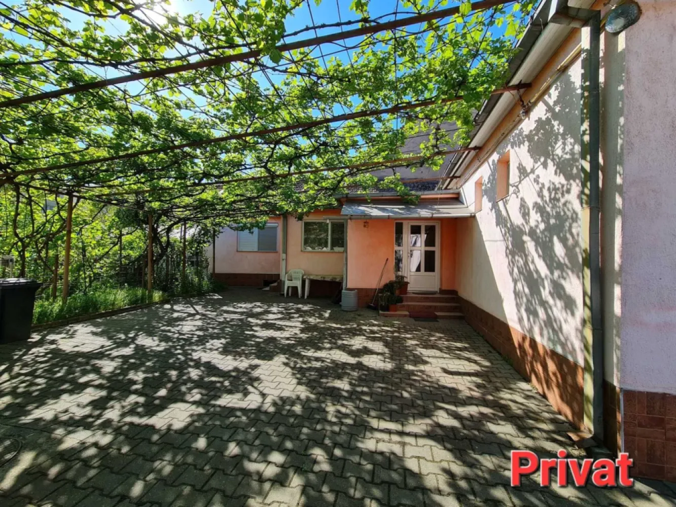 Casă cu grădină str.Anton Pann/486mp/3 front/spațiu com./155.000€neg. - De vânzare casă cu suprafața desfășurată 186 mp,teren~ 5 ari, zona 14 Mai. Imobilul este compus din: 4 cam.,2 bucătării,2 băi, beci,3 garaje. Și cu spațiu comercial destinat pentru afaceri,cu acces la stradă. În zona apropiata,la 50-100m,se află magazine,farmacie,cabinete medicale,stație de autobuz. Casa dispune de toate utilitățile și se află într-o zonă cu potențial de dezvoltare/investiție.