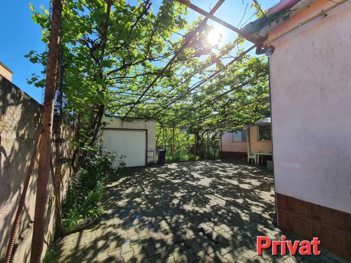 Casă cu grădină str.Anton Pann/486mp/3 front/spațiu com./155.000€neg. - De vânzare casă cu suprafața desfășurată 186 mp,teren~ 5 ari, zona 14 Mai. Imobilul este compus din: 4 cam.,2 bucătării,2 băi, beci,3 garaje. Și cu spațiu comercial destinat pentru afaceri,cu acces la stradă. În zona apropiata,la 50-100m,se află magazine,farmacie,cabinete medicale,stație de autobuz. Casa dispune de toate utilitățile și se află într-o zonă cu potențial de dezvoltare/investiție.