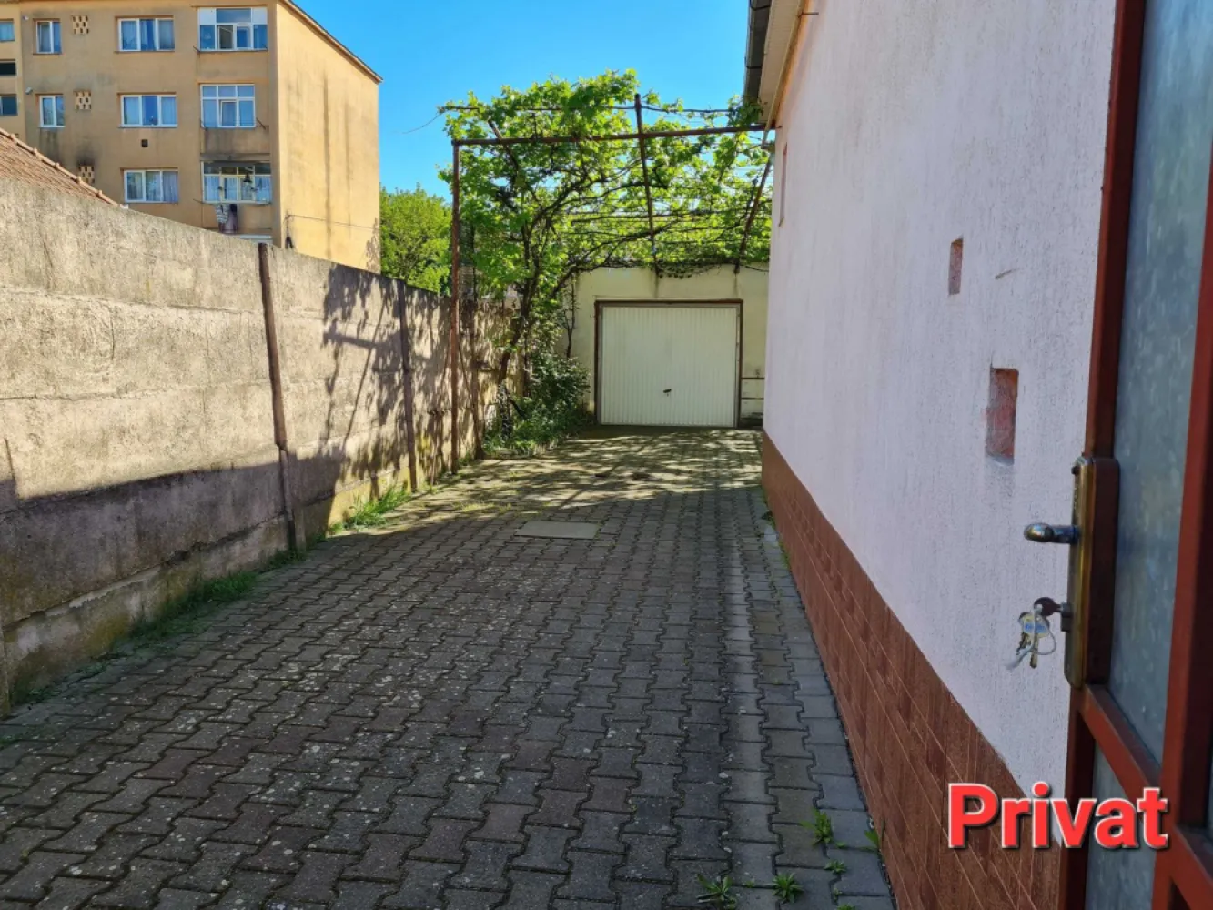 Casă cu grădină str.Anton Pann/486mp/3 front/spațiu com./155.000€neg. - De vânzare casă cu suprafața desfășurată 186 mp,teren~ 5 ari, zona 14 Mai. Imobilul este compus din: 4 cam.,2 bucătării,2 băi, beci,3 garaje. Și cu spațiu comercial destinat pentru afaceri,cu acces la stradă. În zona apropiata,la 50-100m,se află magazine,farmacie,cabinete medicale,stație de autobuz. Casa dispune de toate utilitățile și se află într-o zonă cu potențial de dezvoltare/investiție.