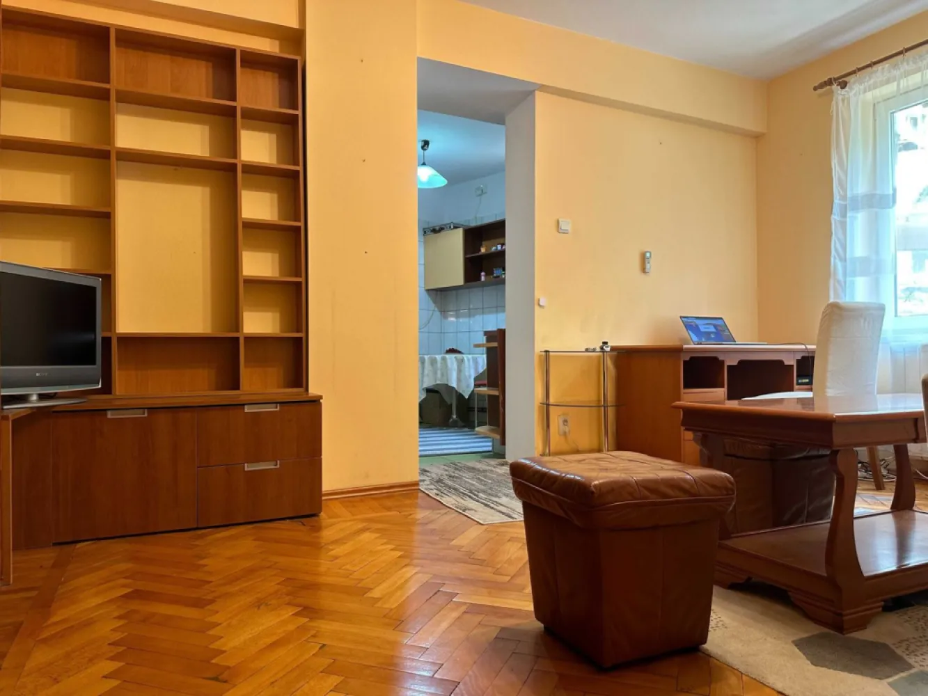 Apartament 2 camere, ultracentral, București, Piața Romană, Nr. 9 - Apartamentul se află chiar în Piața Romană, la coloane și este vizavi de ASE. Apartamentul este situat la etajul 1 și are 2 camere, bucătarie și baie mobilate. Este conectat la rețeaua de încălzire a blocului, are geamuri termopan și toate utilitățile (inlusiv aer condiționat, cablu TV și internet). Este confortabil, cu vedere spre parcul din curtea interioară, ferit de zgomotul străzii și de căldură excesivă vara.