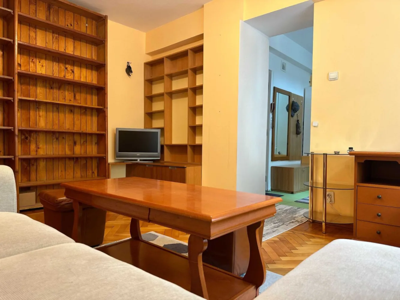 Apartament 2 camere, ultracentral, București, Piața Romană, Nr. 9 - Apartamentul se află chiar în Piața Romană, la coloane și este vizavi de ASE. Apartamentul este situat la etajul 1 și are 2 camere, bucătarie și baie mobilate. Este conectat la rețeaua de încălzire a blocului, are geamuri termopan și toate utilitățile (inlusiv aer condiționat, cablu TV și internet). Este confortabil, cu vedere spre parcul din curtea interioară, ferit de zgomotul străzii și de căldură excesivă vara.