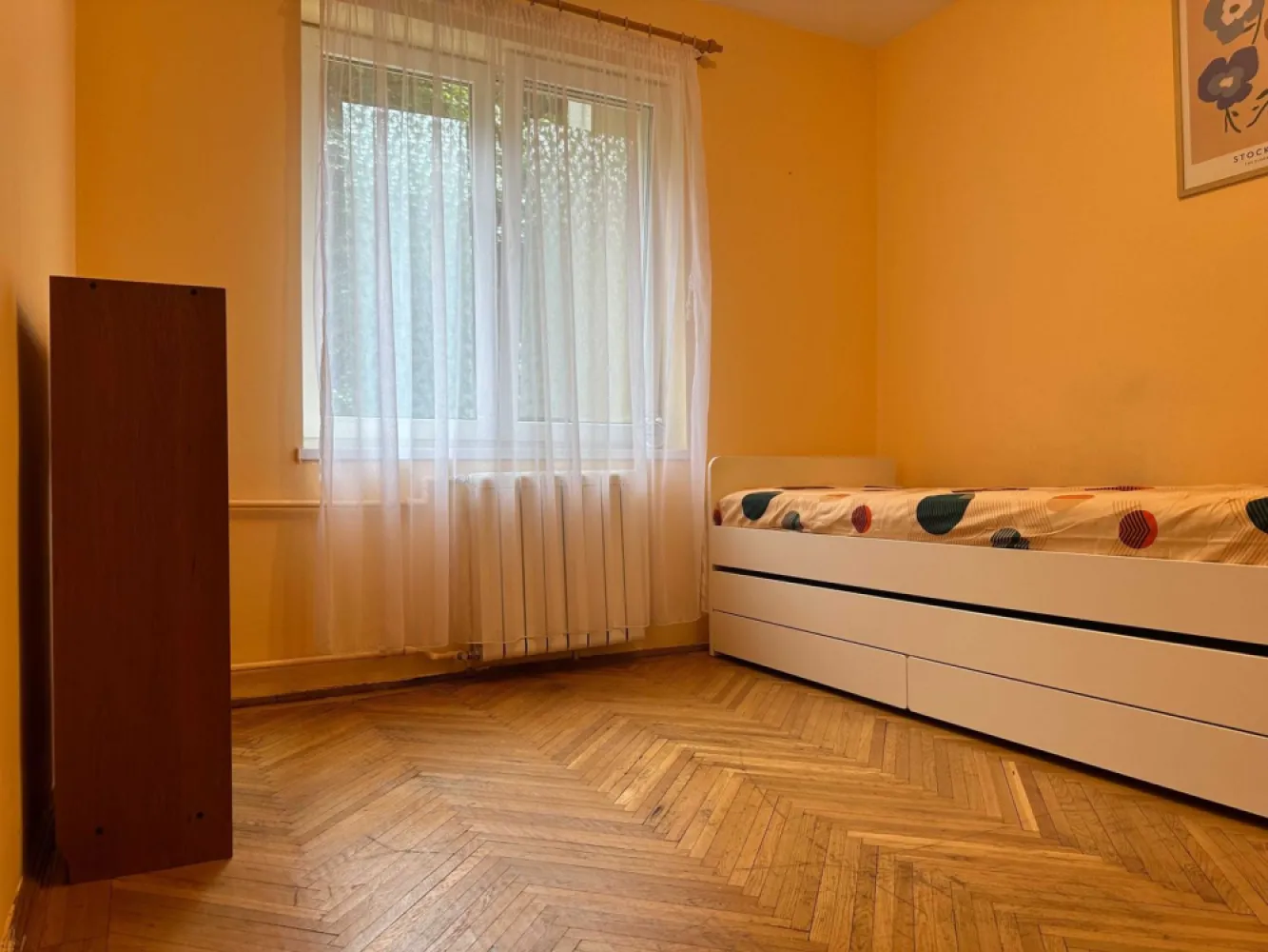 Apartament 2 camere, ultracentral, București, Piața Romană, Nr. 9 - Apartamentul se află chiar în Piața Romană, la coloane și este vizavi de ASE. Apartamentul este situat la etajul 1 și are 2 camere, bucătarie și baie mobilate. Este conectat la rețeaua de încălzire a blocului, are geamuri termopan și toate utilitățile (inlusiv aer condiționat, cablu TV și internet). Este confortabil, cu vedere spre parcul din curtea interioară, ferit de zgomotul străzii și de căldură excesivă vara.