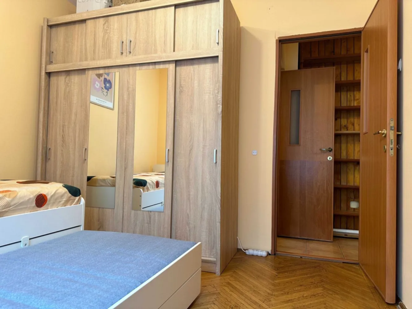 Apartament 2 camere, ultracentral, București, Piața Romană, Nr. 9 - Apartamentul se află chiar în Piața Romană, la coloane și este vizavi de ASE. Apartamentul este situat la etajul 1 și are 2 camere, bucătarie și baie mobilate. Este conectat la rețeaua de încălzire a blocului, are geamuri termopan și toate utilitățile (inlusiv aer condiționat, cablu TV și internet). Este confortabil, cu vedere spre parcul din curtea interioară, ferit de zgomotul străzii și de căldură excesivă vara.