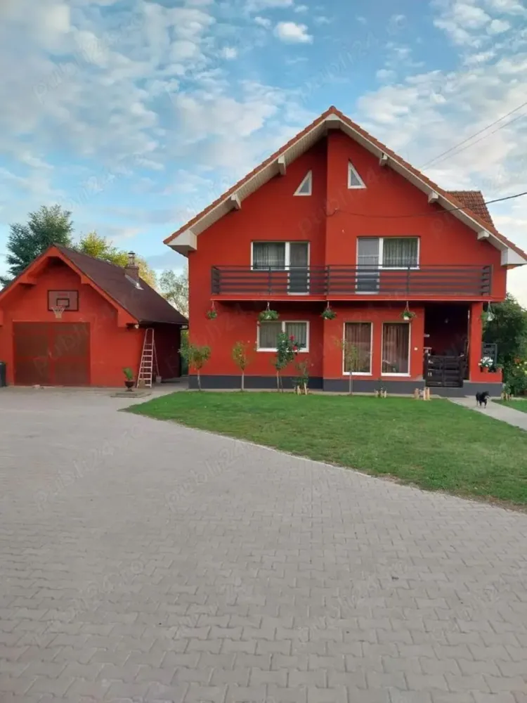 Vila la un superpret! - Vila compusă din p și e, 4 dormitoare, 2 bai, biblioteca, etc..., lac cu peste, livada, loc de încă o casa în curte, se vinde total mobilata și parțial utilata.. Casa se afla în localitatea ORASU NOU VII