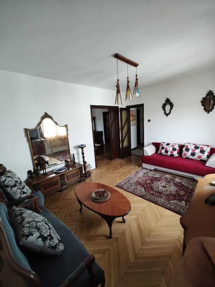 cismigiu apartament 2 cam 54mp decomandat - situat langa Facultatea de stomatlogie , cu scara( renovata 2025 )mare lumininoasa curte interna cu locuri de parcare contacost in limita disponibilitatii spatiu de recreere , cu banci si copaci seculari , la 10 minute de mers pe jos de cenrul vechi , universitate , unirii si la 5 minute de metrou Izvor ,,, mobila , utilata sit la et 5/6 cu lift de 6 persoane An constructie 1970 , cu subsol la -1 si refugiu atomic la -2 FARA RISC SEIZMIC pt mai multe relatii nu ezitati sa ma contactati