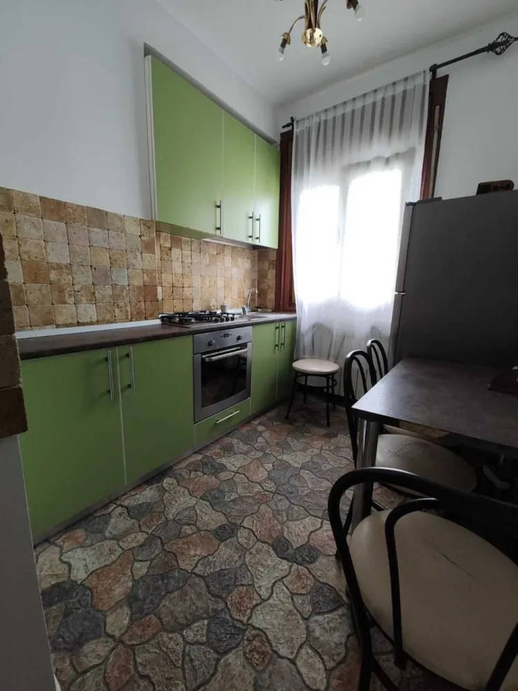 cismigiu apartament 2 cam 54mp decomandat - situat langa Facultatea de stomatlogie , cu scara( renovata 2025 )mare lumininoasa curte interna cu locuri de parcare contacost in limita disponibilitatii spatiu de recreere , cu banci si copaci seculari , la 10 minute de mers pe jos de cenrul vechi , universitate , unirii si la 5 minute de metrou Izvor ,,, mobila , utilata sit la et 5/6 cu lift de 6 persoane An constructie 1970 , cu subsol la -1 si refugiu atomic la -2 FARA RISC SEIZMIC pt mai multe relatii nu ezitati sa ma contactati