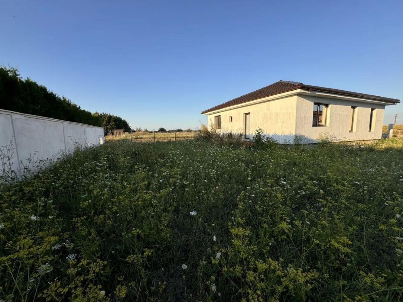 Casa semifinisata de vanzare Botiz - DIRECT PROPRIETAR! Se vinde casa in Botiz, pe strada Vasile Anderco (principala cu Sirul Mare) Utilități: amplasate la stradă, trebuie doar branșată La cerere trimit și video/poze cu fundația înainte de a se turna betonul. - teren 660mp (7 arii) - apă, curent si gaz la stradă - gard din beton cu fundatie de 80cm adancime si 45 latime, zidit in partea din față și spate - gard pe lateral cu panouri zincate cu fundatie de beton de 80cm adancime si 45 lățime. - Casa are 143mp, util 119mp si are urmatoarele: caramida CEMACOM, tigla CREATON BALANCE, planseu de beton de 15cm cu izolatie dedesubt, streșină de beton, izolatie din polistiren pe fațadă de 10cm, termopane Rehau 3 sticle la 4,2cm profil de 78cm, acoperisul este scandurit peste șarpantă, infoliat si tigla CREATON cu 50 ani garanție. - Izolatie la exterior si la interior cu fire de curent trase si panou montat Casa este compartimentata astfel: - 3 dormitoare - living mare - bucatarie care se poate face si open space cu livingul daca se doreste - 2 băi - hol - pod Mai multe detalii se pot discuta la telefon. Sunt direct proprietar si se poate viziona oricand!