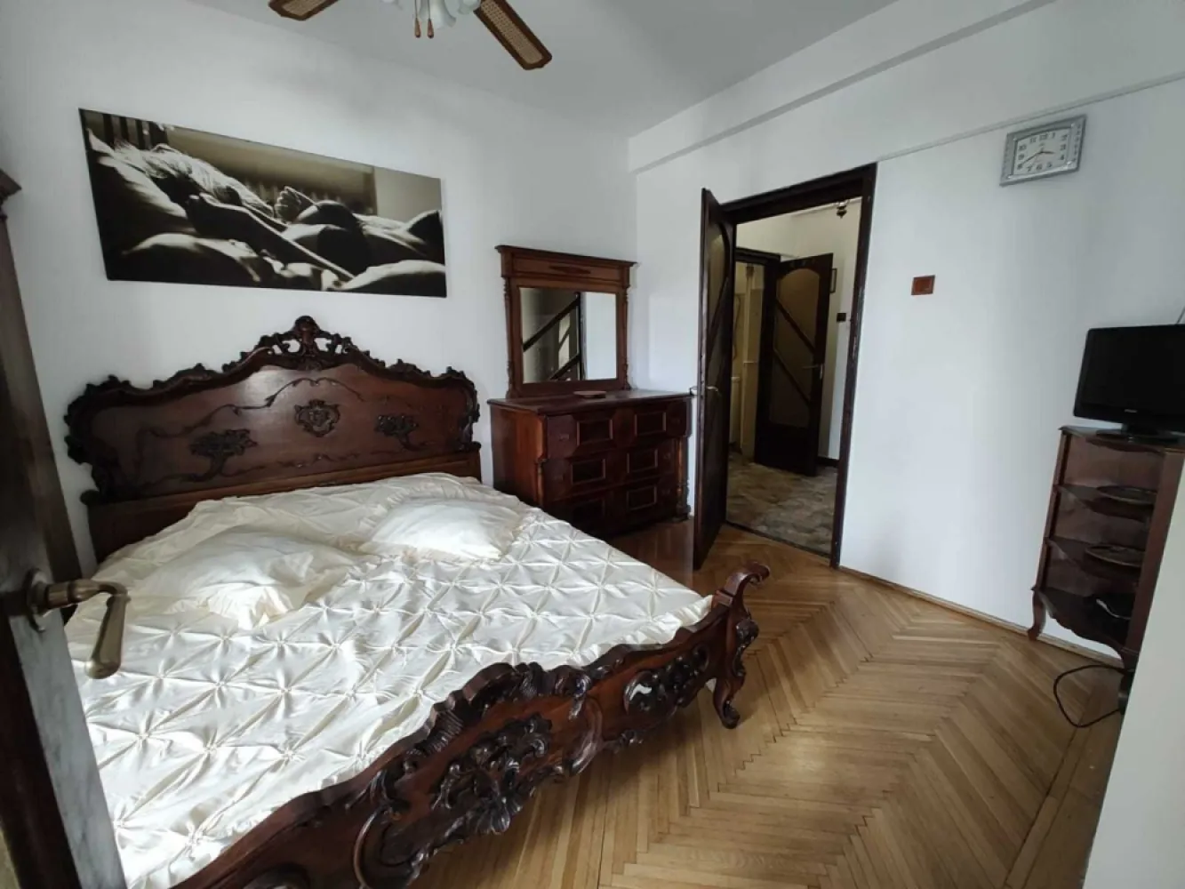 cismigiu apartament 2 cam 54mp decomandat - situat langa Facultatea de stomatlogie , cu scara( renovata 2025 )mare lumininoasa curte interna cu locuri de parcare contacost in limita disponibilitatii spatiu de recreere , cu banci si copaci seculari , la 10 minute de mers pe jos de cenrul vechi , universitate , unirii si la 5 minute de metrou Izvor ,,, mobila , utilata sit la et 5/6 cu lift de 6 persoane An constructie 1970 , cu subsol la -1 si refugiu atomic la -2 FARA RISC SEIZMIC pt mai multe relatii nu ezitati sa ma contactati