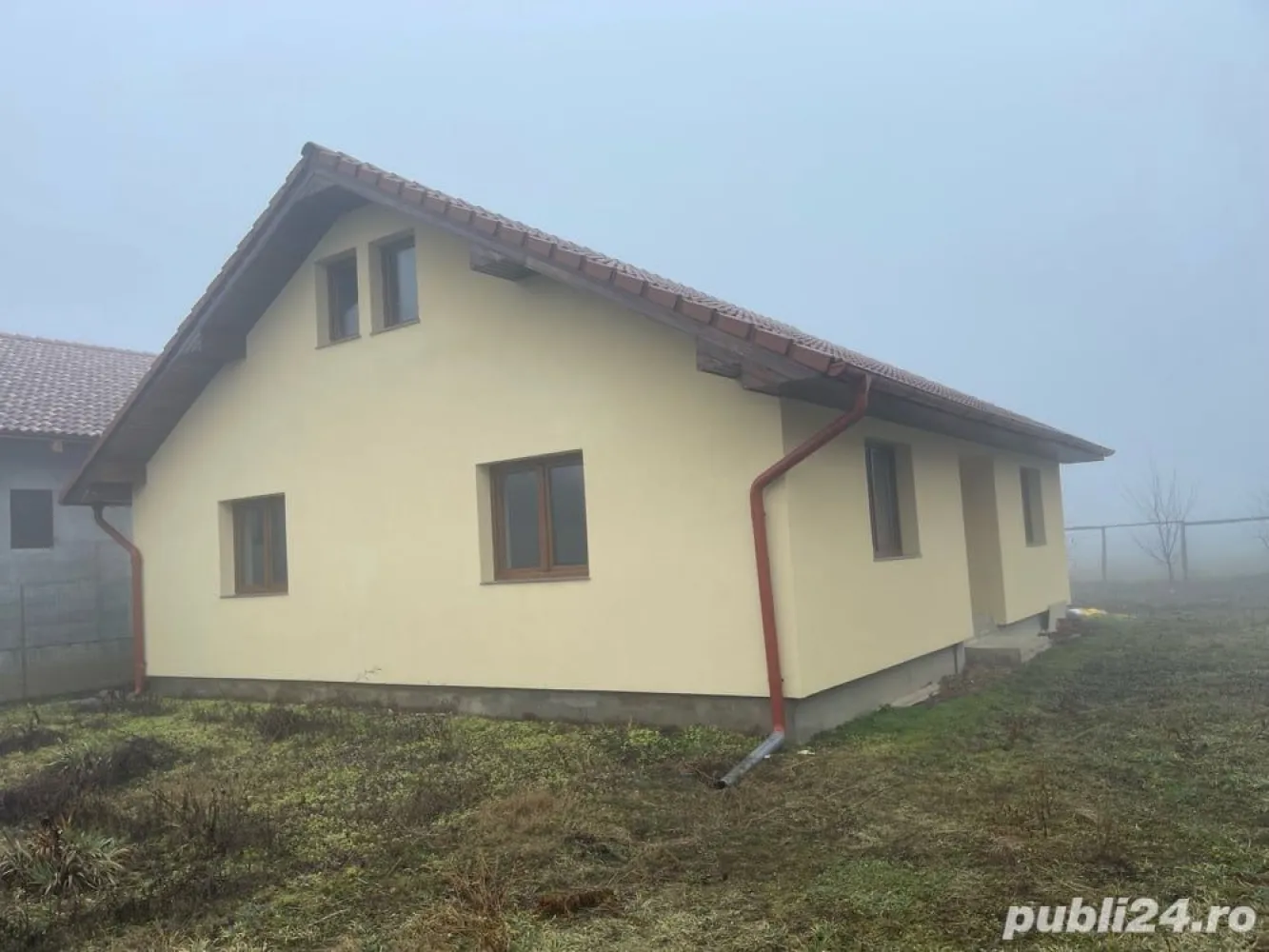 Vand casă in Lazuri - Casă de vânzare, loc Lazuri jud Satu Mare. Nou construită, 110 mp construcție, izolată, finisată, instalatie electrică , încălzire în pardoseală Cu posibilitatea de masardare. Teren 5 arii