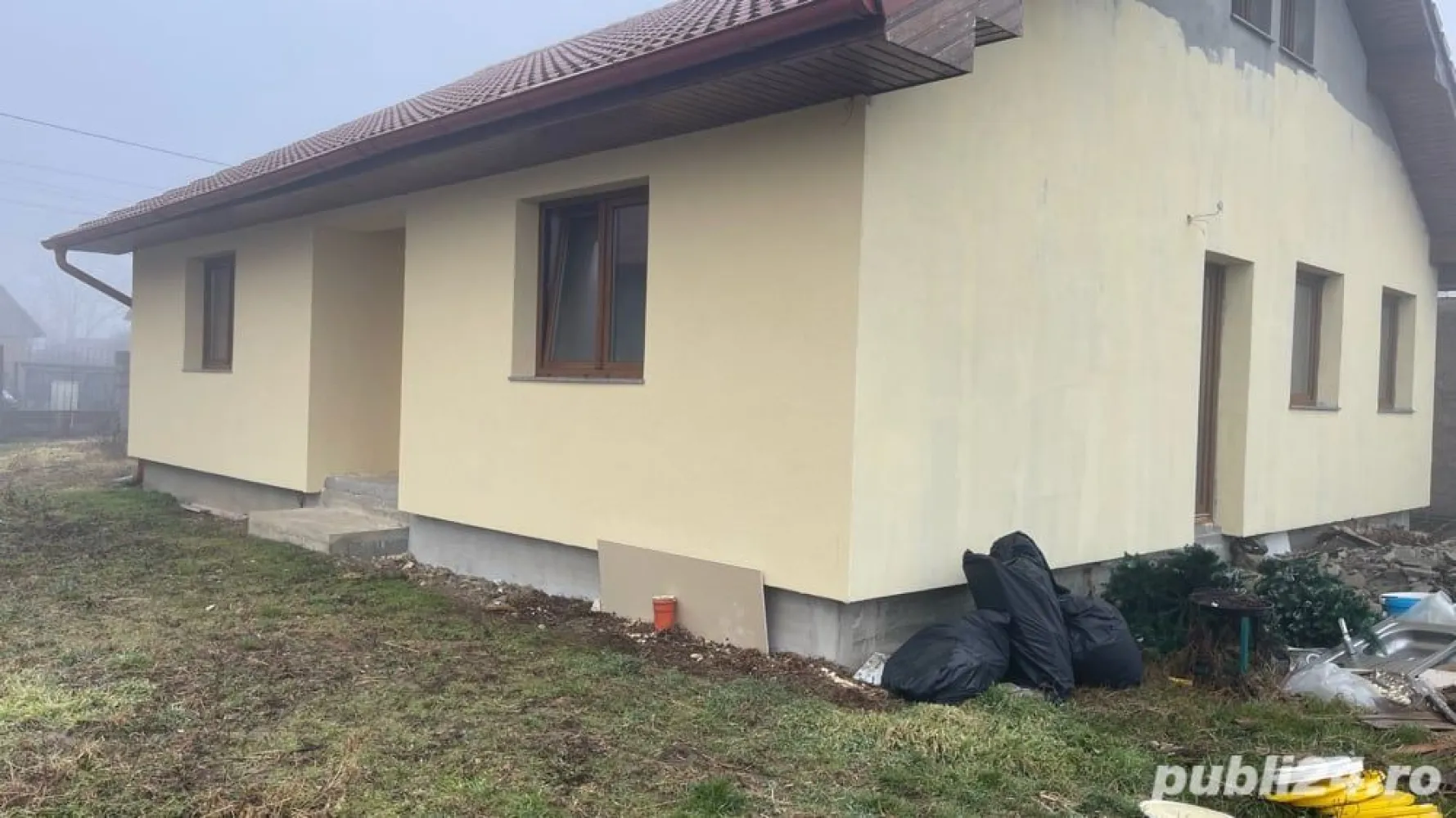 Vand casă in Lazuri - Casă de vânzare, loc Lazuri jud Satu Mare. Nou construită, 110 mp construcție, izolată, finisată, instalatie electrică , încălzire în pardoseală Cu posibilitatea de masardare. Teren 5 arii