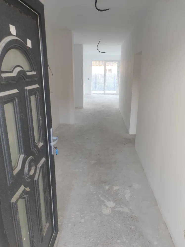 Casa pe partner de vanzare - Casa de vanzare 135m utili cu 2 Bai ,3 dormitoare,dressing,living,bucatarie cu spatiu de depozitare.casa racordata la utilitati:curent ,apa SI canalizare.incalzire in pardosea,zona in spate la sala de nunti melody de pe paulesti,10 min de mers pe Jos Pana in micro 17.ideal pentru o familie frumoasa.ptr.detali sunati la 07******93 Gheorghe