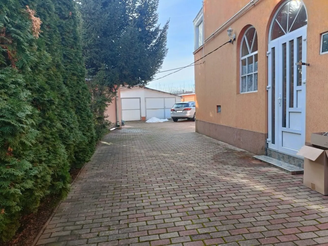 BRASADAS vinde casa 3 cam DUPLEX intrare separată. - Agenția imobiliara BRASADAS vinde casă la parterul unui imobil situat pe bulevardul Aurel Vlaicu. Suprafața utilă a casei este de 77 mp constând în 3 camere, un hol, o baie, o bucătărie, o cămară și un spațiu de depozitare. Curtea este comună, la fel și grădina, dar partea de grădină este clar delimitată de cea a vecinului. Casa are în curte și o bucătărie de vară și garaj. Suprafața totală a proprietății este de 253 mp. Prețul este negociabil. Proprietatea poate fi dată și în chirie. Chiria este de 500 euro pe lună + 2 luni de garanție (1000 euro).