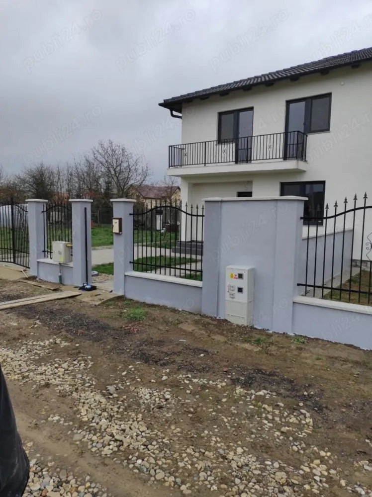 Duplex de vanzare - Vand casă duplex, construit in 2018, suprafața 100m utili, 4 camere. Momentan este inchiriata dar se poate intra in posesia ei intr un timp relativ scurt. Pt alte detalii sunati la nr de telef. Gheorghe
