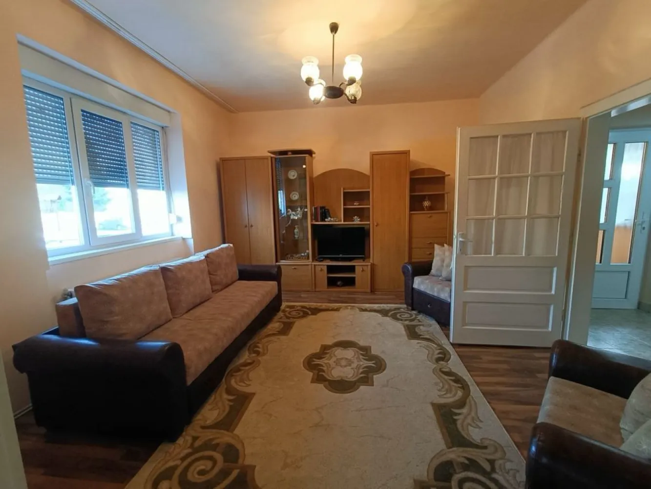 BRASADAS vinde casa 3 cam DUPLEX intrare separată. - Agenția imobiliara BRASADAS vinde casă la parterul unui imobil situat pe bulevardul Aurel Vlaicu. Suprafața utilă a casei este de 77 mp constând în 3 camere, un hol, o baie, o bucătărie, o cămară și un spațiu de depozitare. Curtea este comună, la fel și grădina, dar partea de grădină este clar delimitată de cea a vecinului. Casa are în curte și o bucătărie de vară și garaj. Suprafața totală a proprietății este de 253 mp. Prețul este negociabil. Proprietatea poate fi dată și în chirie. Chiria este de 500 euro pe lună + 2 luni de garanție (1000 euro).