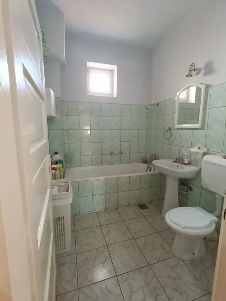 BRASADAS vinde casa 3 cam DUPLEX intrare separată. - Agenția imobiliara BRASADAS vinde casă la parterul unui imobil situat pe bulevardul Aurel Vlaicu. Suprafața utilă a casei este de 77 mp constând în 3 camere, un hol, o baie, o bucătărie, o cămară și un spațiu de depozitare. Curtea este comună, la fel și grădina, dar partea de grădină este clar delimitată de cea a vecinului. Casa are în curte și o bucătărie de vară și garaj. Suprafața totală a proprietății este de 253 mp. Prețul este negociabil. Proprietatea poate fi dată și în chirie. Chiria este de 500 euro pe lună + 2 luni de garanție (1000 euro).