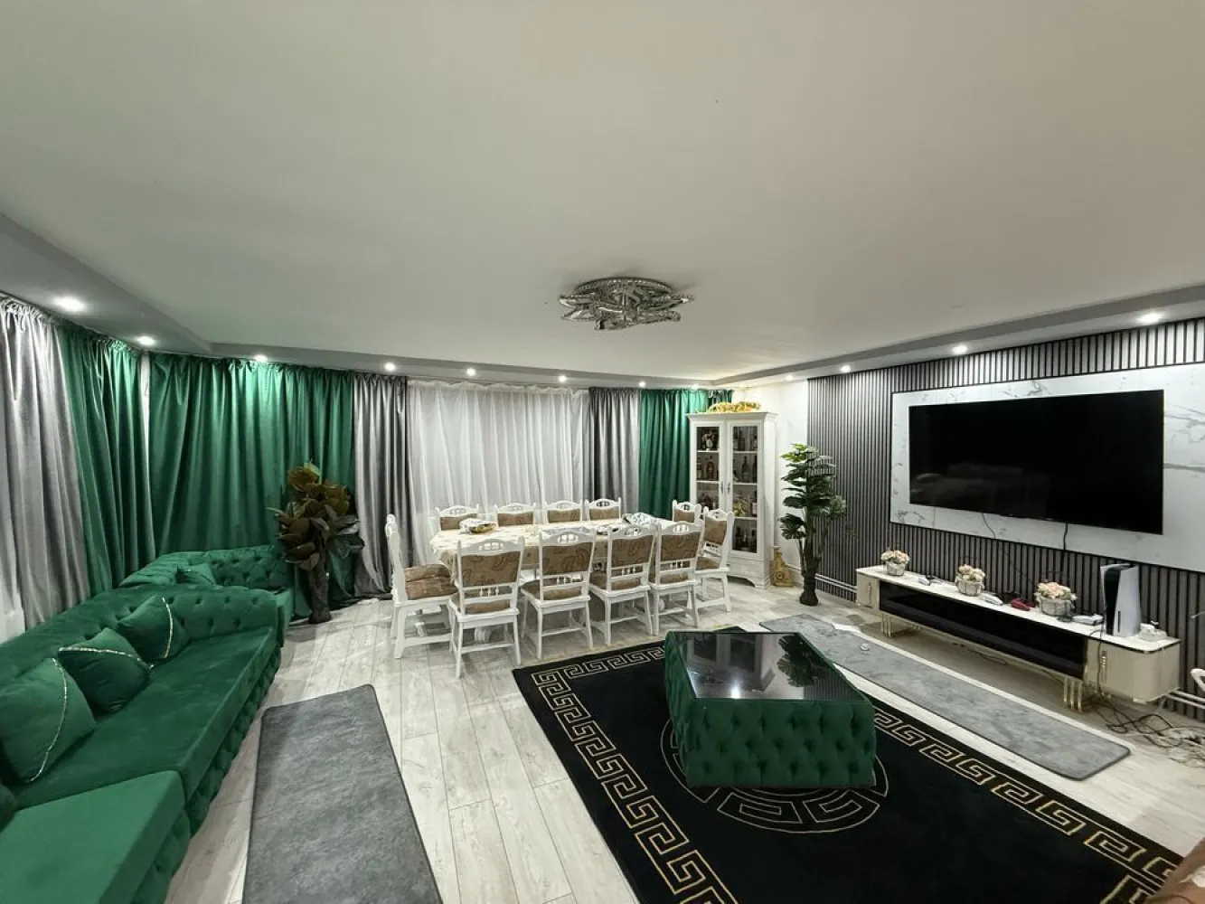 Casa de Vanzare lux imobilat - Vila de lux, in centrul localitatii Borlesti! Constructie P+E+M moderna, in suparafata de 450 mp, compusa din: - 5 camere, living open space cu bucataria, 2 bai, terasa, la fiecare nivel, finisata cu materiale de calitate. Terenul aferent proprietatii in suprafata de 44 ari, ofera o curte generoasa si primitoare, frumos amenajata, care transforma locatia intr-una de vis. O zona usor accesibila, cca. 30 minute de Baia Mare, situata la strada principala, cu magazin aproape, scola, biserica. Pret:135000euro, negociabil!!