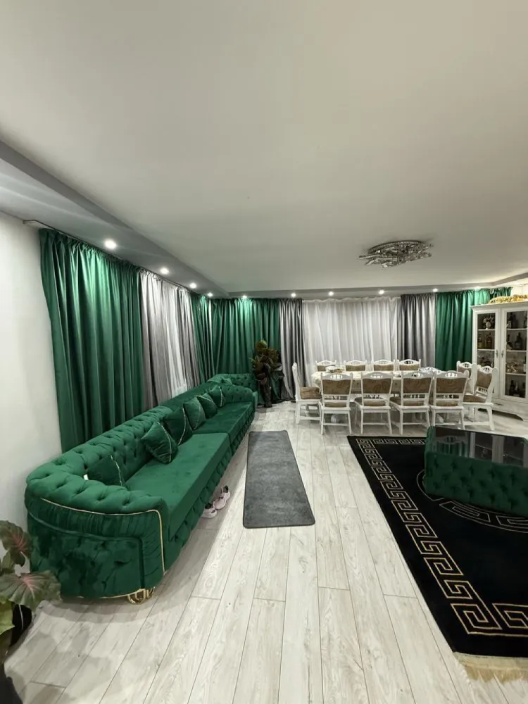 Casa de Vanzare lux imobilat - Vila de lux, in centrul localitatii Borlesti! Constructie P+E+M moderna, in suparafata de 450 mp, compusa din: - 5 camere, living open space cu bucataria, 2 bai, terasa, la fiecare nivel, finisata cu materiale de calitate. Terenul aferent proprietatii in suprafata de 44 ari, ofera o curte generoasa si primitoare, frumos amenajata, care transforma locatia intr-una de vis. O zona usor accesibila, cca. 30 minute de Baia Mare, situata la strada principala, cu magazin aproape, scola, biserica. Pret:135000euro, negociabil!!