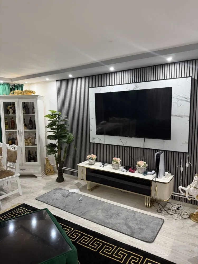 Casa de Vanzare lux imobilat - Vila de lux, in centrul localitatii Borlesti! Constructie P+E+M moderna, in suparafata de 450 mp, compusa din: - 5 camere, living open space cu bucataria, 2 bai, terasa, la fiecare nivel, finisata cu materiale de calitate. Terenul aferent proprietatii in suprafata de 44 ari, ofera o curte generoasa si primitoare, frumos amenajata, care transforma locatia intr-una de vis. O zona usor accesibila, cca. 30 minute de Baia Mare, situata la strada principala, cu magazin aproape, scola, biserica. Pret:135000euro, negociabil!!