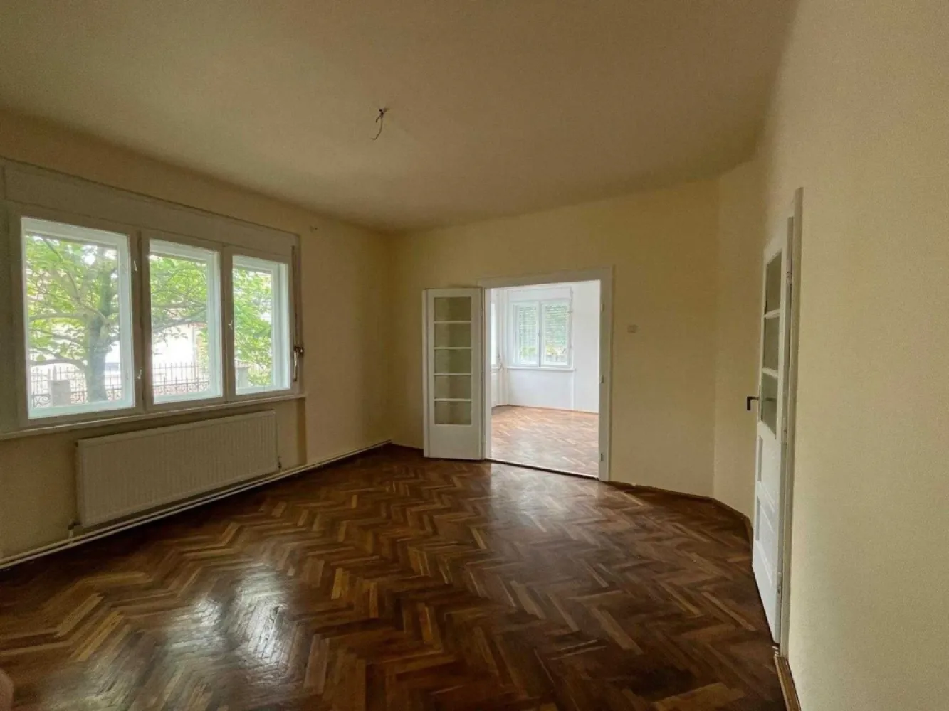 BRASADAS vinde casa 2 cam in zona Titulescu / Functionarilor - Agenția imobiliara BRASADAS vinde casa in zona Titulescu / Funcționarilor, zona linistita. Suprafata terenului de 342. Imobilul este format din casa + anexa + beci + garaj. Casa ≈ 80 mp este compusa din 2 camere, bucatarie , living, 1 baie, 1 hol. Sub casa este un beci generos de tip demisol. Anexa ≈ 50 mp, compusa din hol, 2 camere si baie. Acoperis din tigla in stare buna, incazire cu calorifere si sistem cupru, recent instalată. Imobilul are toate utilitatile, strada fara zgomot.