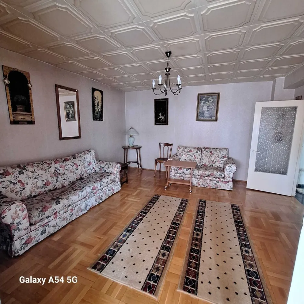 Inchiriere 2 camere rond alba iulia/bd decebal 520 euro - Proprietar, ofer spre inchiriere apartament 2 camere, langa rondul Alba Iulia/bulevardul Decebal, etaj 2 din 4, complet mobilat si utilat, bloc termoizolat, zona foarte linistita, parcare pe stradute. Incalzire termoficare, apartamentul are contoare si repartitoare. Acces rapid transport in comun 70, 79, 104 si metrou Piata Muncii (8 minute), tramva1/10. Zona cu supermarket, cofetarii, restaurante. Piete in apropiere Obor si Ramnicu Sarat. Nu lucrez cu firme sau intermediari. telefon 07********47