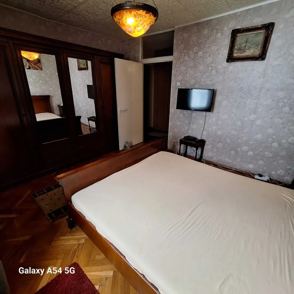 Inchiriere 2 camere rond alba iulia/bd decebal 520 euro - Proprietar, ofer spre inchiriere apartament 2 camere, langa rondul Alba Iulia/bulevardul Decebal, etaj 2 din 4, complet mobilat si utilat, bloc termoizolat, zona foarte linistita, parcare pe stradute. Incalzire termoficare, apartamentul are contoare si repartitoare. Acces rapid transport in comun 70, 79, 104 si metrou Piata Muncii (8 minute), tramva1/10. Zona cu supermarket, cofetarii, restaurante. Piete in apropiere Obor si Ramnicu Sarat. Nu lucrez cu firme sau intermediari. telefon 07********47