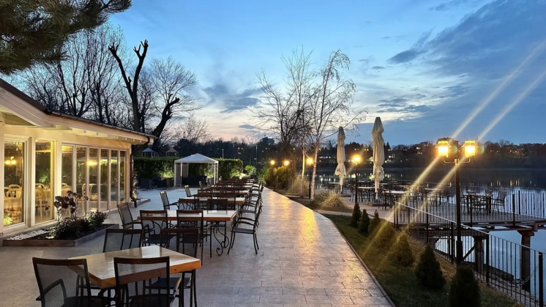 Floreasca Bucuresti - De inchiriat spatiu comercial renovat recent, utilat pentru restaurant, cu terasa si parcare, situat pe malul lacului Floreasca. Utilizabil si pentru alte activitati mediale, comerciale etc. intrare din Bd. Mircea Eliade 113a.