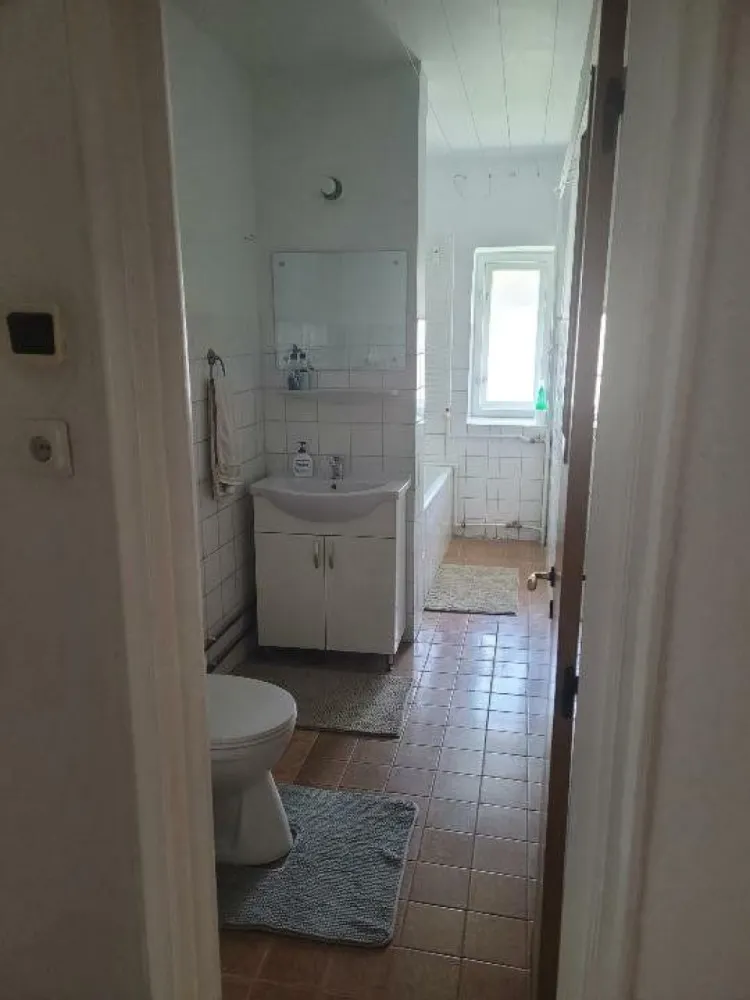 BRASADAS închiriază ap 2 camere decomandate Piata Unirii. - Agenția imobiliara BRASADAS închiriază apartament cu 2 camere decomandate, la etajul 5/7 cu 2 balcoane la bucatarie si dormitor, hol intrare spatios, baie cu fereastra, mobilat, usa metalica la intrare, interfon la intrarea pe scara si camera video.