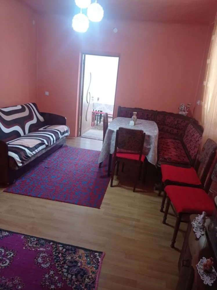 Casă de vânzare în Vetis - Agenția imobiliara BRASADAS vinde casă, cu curte în Vetis pe strada Principală 3 camere, hol, bucătărie, beci plus anexe