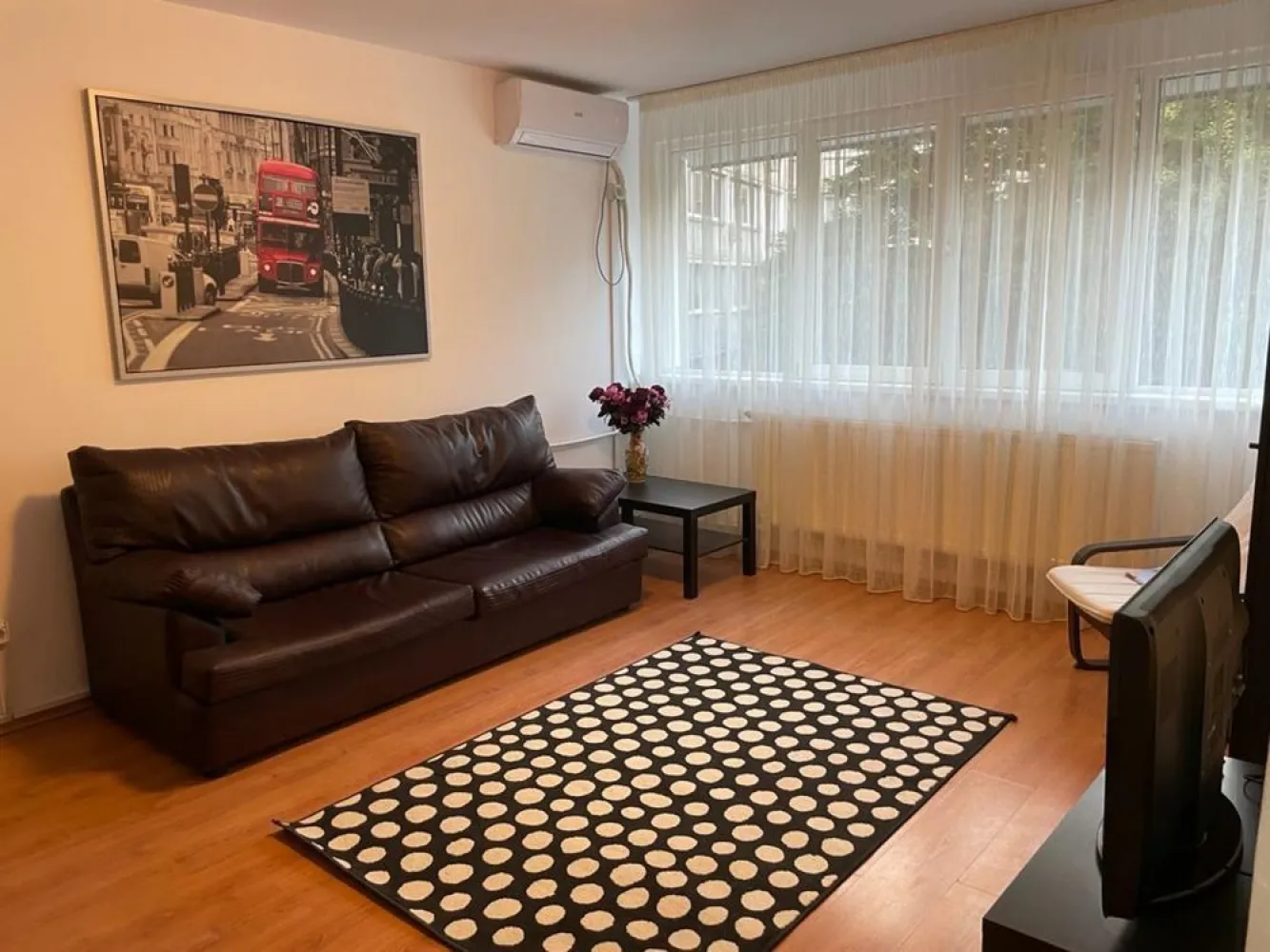 BRASADAS închiriază ap 2 camere ultracentral Cismigiu. - Agenția imobiliara BRASADAS închiriază apartament 2 camere, Cismigiu, decomandat, situat intr-un bloc fara bulina, foarte curat, la 50 metri de intrarea in Parcul Cismigiu si Sala Palatului. Et. 2/8, centrala proprie bloc, fara probleme caldura si apa calda, proaspat igienizat, gresie, faianta, parchet, termopane, balcon, mobilat complet, repartitoare apa si caldura. Multumesc!