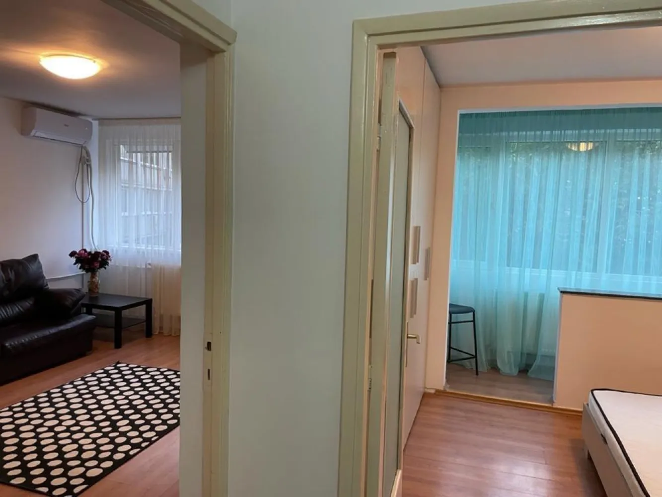 BRASADAS închiriază ap 2 camere ultracentral Cismigiu. - Agenția imobiliara BRASADAS închiriază apartament 2 camere, Cismigiu, decomandat, situat intr-un bloc fara bulina, foarte curat, la 50 metri de intrarea in Parcul Cismigiu si Sala Palatului. Et. 2/8, centrala proprie bloc, fara probleme caldura si apa calda, proaspat igienizat, gresie, faianta, parchet, termopane, balcon, mobilat complet, repartitoare apa si caldura. Multumesc!