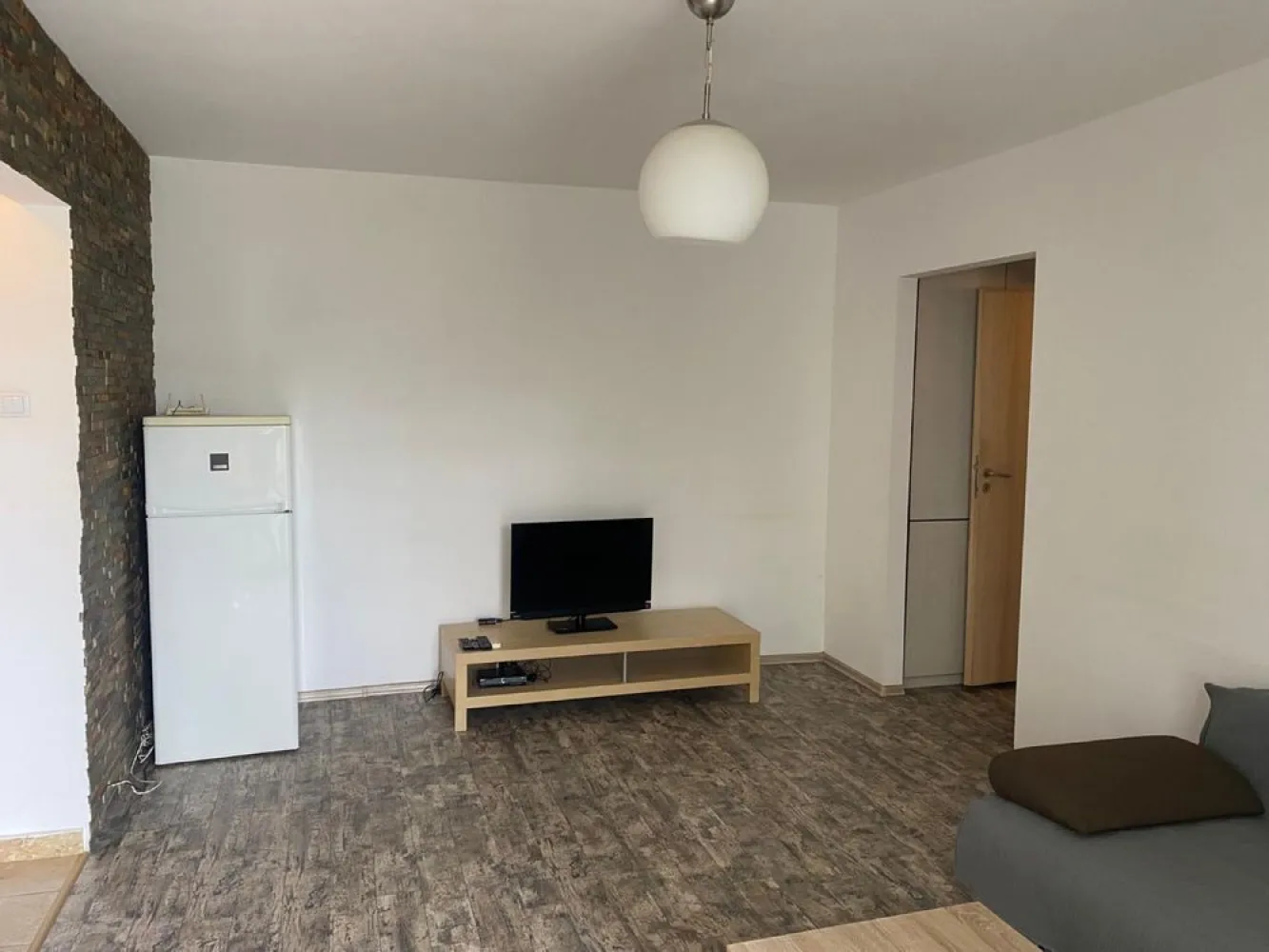 BRASADAS închiriază ap 2 cam Unirii Bratianu Cocor. - Agenția imobiliara BRASADAS închiriază apartament 2 camere vis a vis de magazinul Cocor cu vedere spre Hanu lui Manuc . Apartament renovat recent și foarte linistit . Disponibil imediat .