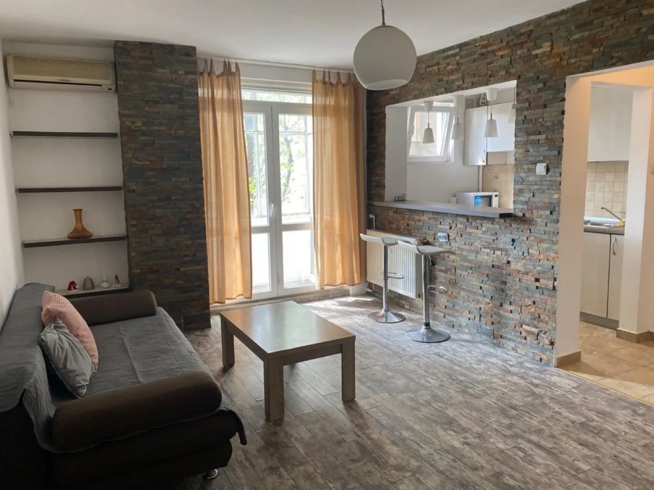BRASADAS închiriază ap 2 cam Unirii Bratianu Cocor. - Agenția imobiliara BRASADAS închiriază apartament 2 camere vis a vis de magazinul Cocor cu vedere spre Hanu lui Manuc . Apartament renovat recent și foarte linistit . Disponibil imediat .