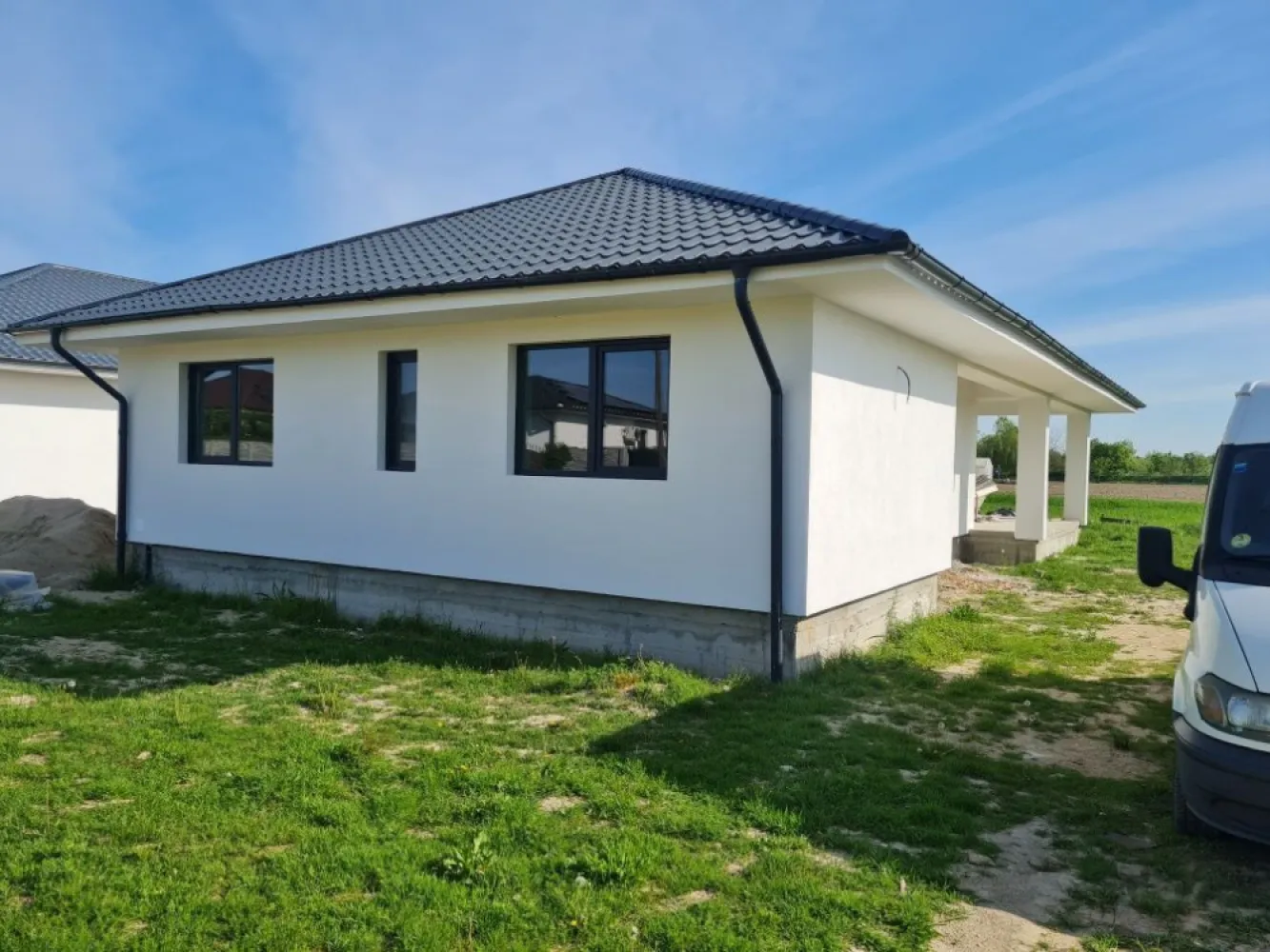 BRASADAS vinde casa noua, parter, zona Cionchesti - Agenția imobiliara BRASADAS vinde case de locuit Parter situate in loc. Cionchesti intr-o zona linistita, foarte cautata in ultima vreme, in cartier nou de case. Locatia este aproape de soseaua de centura a orasului Satu Mare, fiind foarte usor accesibila. Casele dispun de 600 mp teren fiecare, sunt optimizate functional astfel incat sa raspunda si celor mai exigente cerinte. Cu o suprafata construita de 125,00 mp la care se adauga o terasa generoasa de aproape 20 mp, planimetria este compusa dintr-o zona de zi cu living, bucatarie, camara, doua dormitoare cu baie care sa le deserveasca si separat cu acces spre terasa un dormitor matrimonial si cea de-a doua baie. Cu acces din exterior casa dispune de incapere separata pentru centrala termica. Pretul afisat este pentru stadiul la "semi-finisat" Imobilul se preda la stadiul de finisat in exterior si semifinisat in interior (realizat 1 strat glet si sapa de beton) pentru pretul de 83.500 euro Descriere constructiva: - Fundatii continue din beton armat, - Structura din zidarie portanta realizata din caramida cu goluri verticale, termoizolanta, confinata cu elemente de beton armat cu rol antiseismic - Sarpanta de lemn, ignifugata, invelitoare din tigla metalica - Izolatii termice exterioare cu polistiren Austrotherm anti foc EPS80 + extrudat XPS in zona golurilor pentru ferestre si usi - Izolatii termice in zona de pod cu vata minerala 15 cm grosime, si polistiren extrudat la pardoseala de sub cota +/-0.00 - Incalzire in pardoseala - Tamplarie din PVC Rehau cu geam termoizolant, colorate (int+ext) aspect gri antracit. Lucrarile de executie sunt bine documentante inclusiv cu fotografii, respectand cu strictete normativele romanesti si europene privind executia cladirilor.