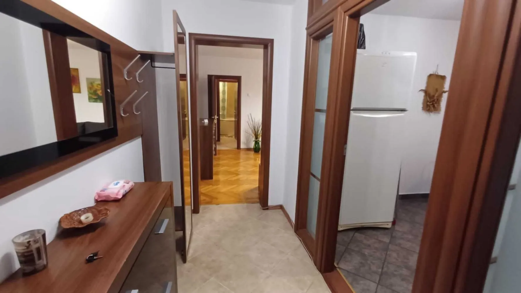 BRASADAS închiriază ap 2 cam etaj 1 Unirii fantani, - Agenția imobiliara BRASADAS închiriază apartament mobilat si utilat, cu doua camere la etajul 1 pe Bd. Unirii, aproape de fantana mare. AC,televizor LG diag 136 cm, frigider,aspirator,cafetiera,etc Vederea este pe spate catre parcul de langa Tribunalul mare; incalzirea este de la sistemul public Acces la metrou si la toate sistemele publice de transport; foarte aproape de Centrul istoric ,terase,scoli,etc