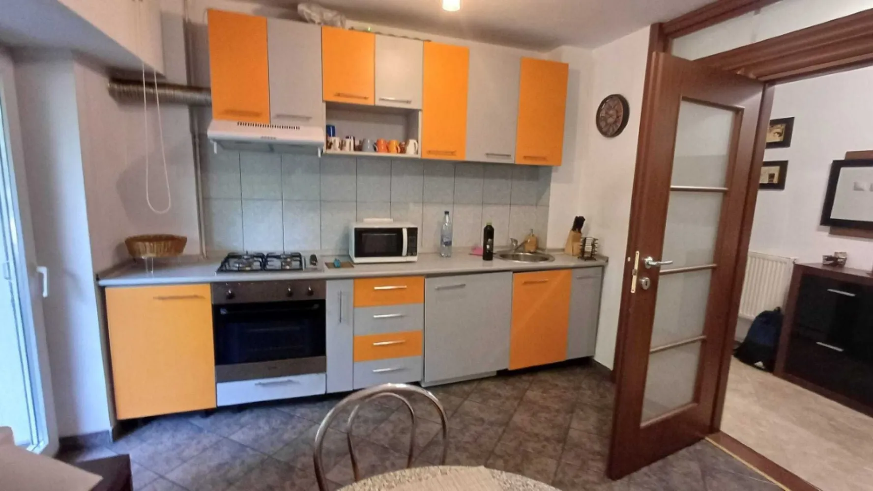 BRASADAS închiriază ap 2 cam etaj 1 Unirii fantani, - Agenția imobiliara BRASADAS închiriază apartament mobilat si utilat, cu doua camere la etajul 1 pe Bd. Unirii, aproape de fantana mare. AC,televizor LG diag 136 cm, frigider,aspirator,cafetiera,etc Vederea este pe spate catre parcul de langa Tribunalul mare; incalzirea este de la sistemul public Acces la metrou si la toate sistemele publice de transport; foarte aproape de Centrul istoric ,terase,scoli,etc