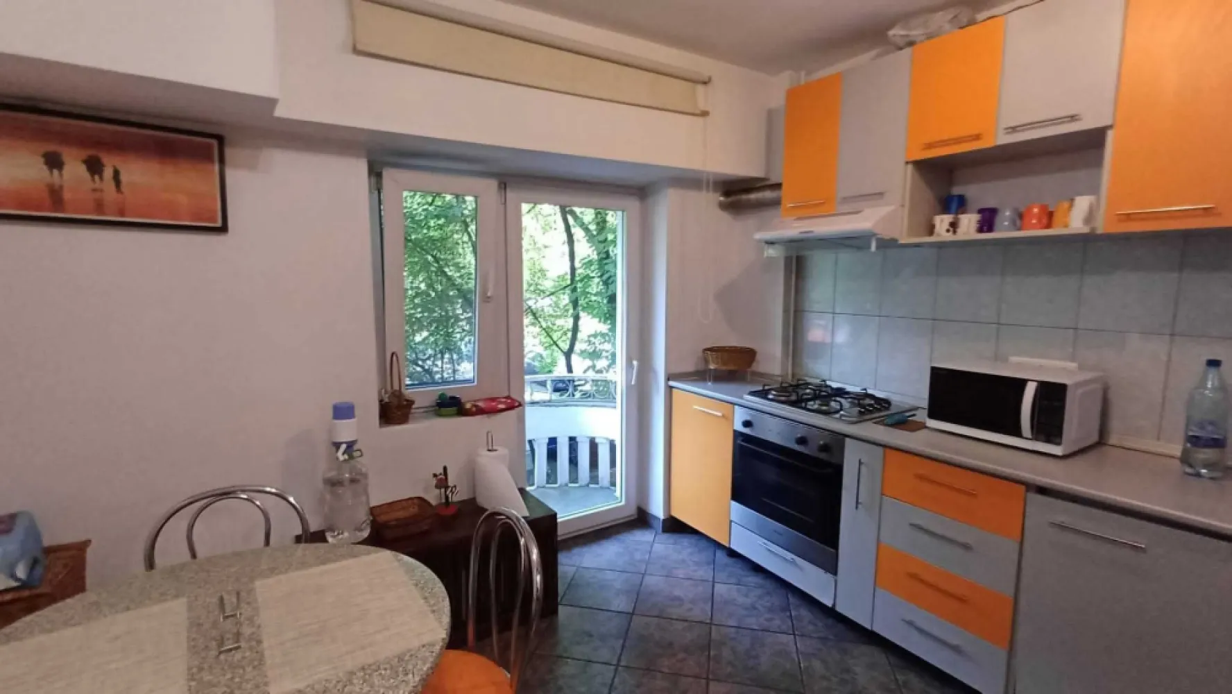 BRASADAS închiriază ap 2 cam etaj 1 Unirii fantani, - Agenția imobiliara BRASADAS închiriază apartament mobilat si utilat, cu doua camere la etajul 1 pe Bd. Unirii, aproape de fantana mare. AC,televizor LG diag 136 cm, frigider,aspirator,cafetiera,etc Vederea este pe spate catre parcul de langa Tribunalul mare; incalzirea este de la sistemul public Acces la metrou si la toate sistemele publice de transport; foarte aproape de Centrul istoric ,terase,scoli,etc