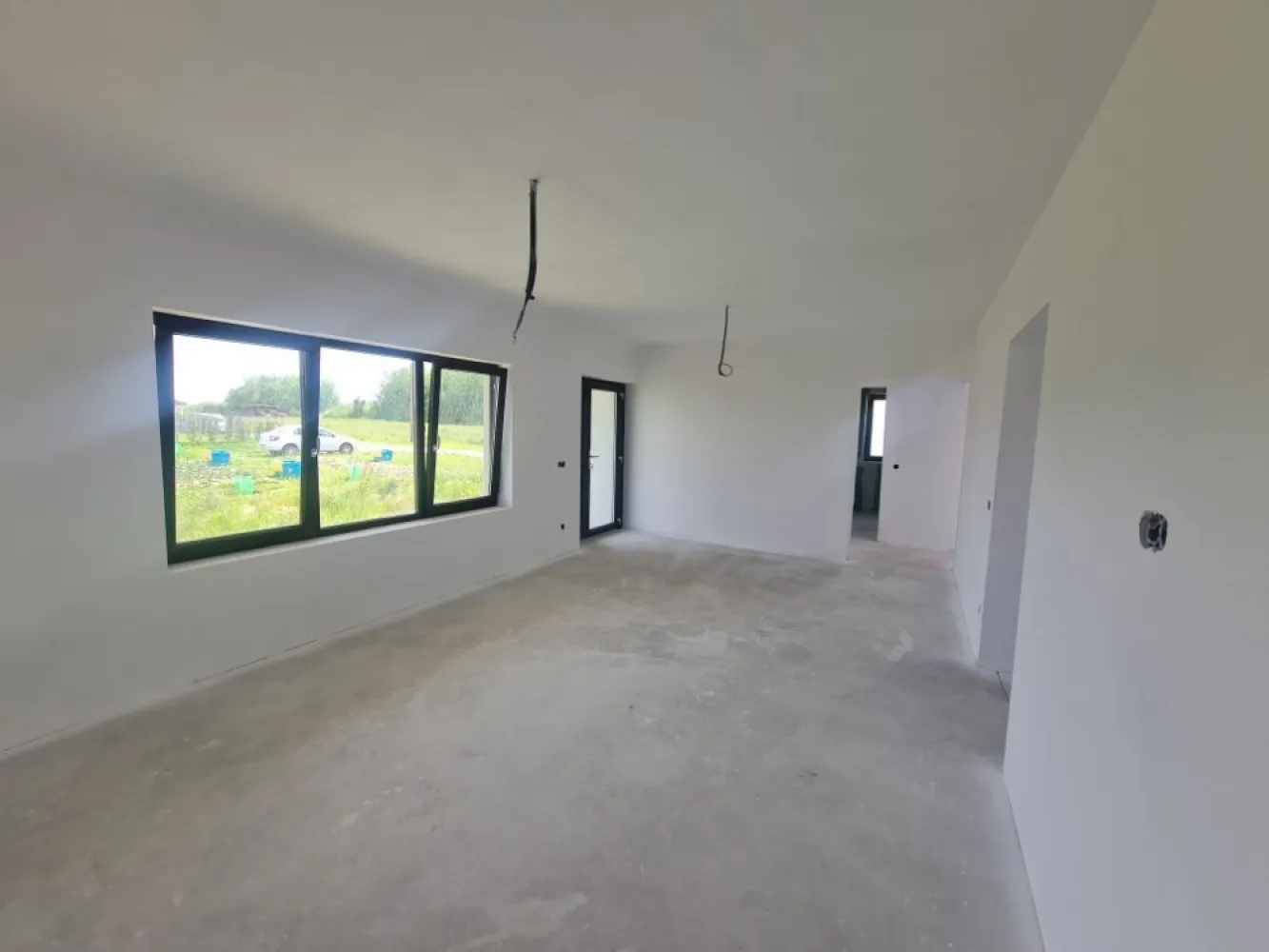 BRASADAS vinde casa noua, parter, zona Cionchesti - Agenția imobiliara BRASADAS vinde case de locuit Parter situate in loc. Cionchesti intr-o zona linistita, foarte cautata in ultima vreme, in cartier nou de case. Locatia este aproape de soseaua de centura a orasului Satu Mare, fiind foarte usor accesibila. Casele dispun de 600 mp teren fiecare, sunt optimizate functional astfel incat sa raspunda si celor mai exigente cerinte. Cu o suprafata construita de 125,00 mp la care se adauga o terasa generoasa de aproape 20 mp, planimetria este compusa dintr-o zona de zi cu living, bucatarie, camara, doua dormitoare cu baie care sa le deserveasca si separat cu acces spre terasa un dormitor matrimonial si cea de-a doua baie. Cu acces din exterior casa dispune de incapere separata pentru centrala termica. Pretul afisat este pentru stadiul la "semi-finisat" Imobilul se preda la stadiul de finisat in exterior si semifinisat in interior (realizat 1 strat glet si sapa de beton) pentru pretul de 83.500 euro Descriere constructiva: - Fundatii continue din beton armat, - Structura din zidarie portanta realizata din caramida cu goluri verticale, termoizolanta, confinata cu elemente de beton armat cu rol antiseismic - Sarpanta de lemn, ignifugata, invelitoare din tigla metalica - Izolatii termice exterioare cu polistiren Austrotherm anti foc EPS80 + extrudat XPS in zona golurilor pentru ferestre si usi - Izolatii termice in zona de pod cu vata minerala 15 cm grosime, si polistiren extrudat la pardoseala de sub cota +/-0.00 - Incalzire in pardoseala - Tamplarie din PVC Rehau cu geam termoizolant, colorate (int+ext) aspect gri antracit. Lucrarile de executie sunt bine documentante inclusiv cu fotografii, respectand cu strictete normativele romanesti si europene privind executia cladirilor.